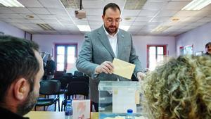 El secretario general de la FSA-PSOE y presidente del Principado, Adrián Barbón, vota en la consulta a la militancia sobre el acuerdo de gobierno de PSOE y Sumar.