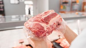 Una pieza de carne debe descongelarse lentamente durante varias horas, pero si no es posible, puedes aplicar este fácil método