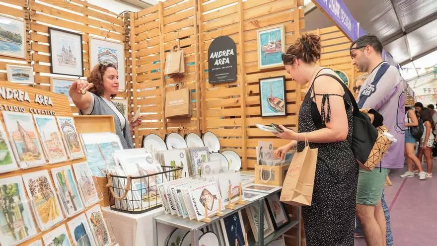 Cambados inaugura la cuarta edición de la feria de productos artesanales 'Produtoras en Feminino'