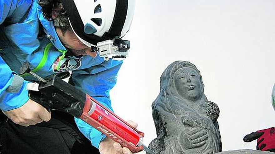 La reposición de la imagen de la Virgen de las Nieves en la cima del Urriellu, el pasado 8 de septiembre.