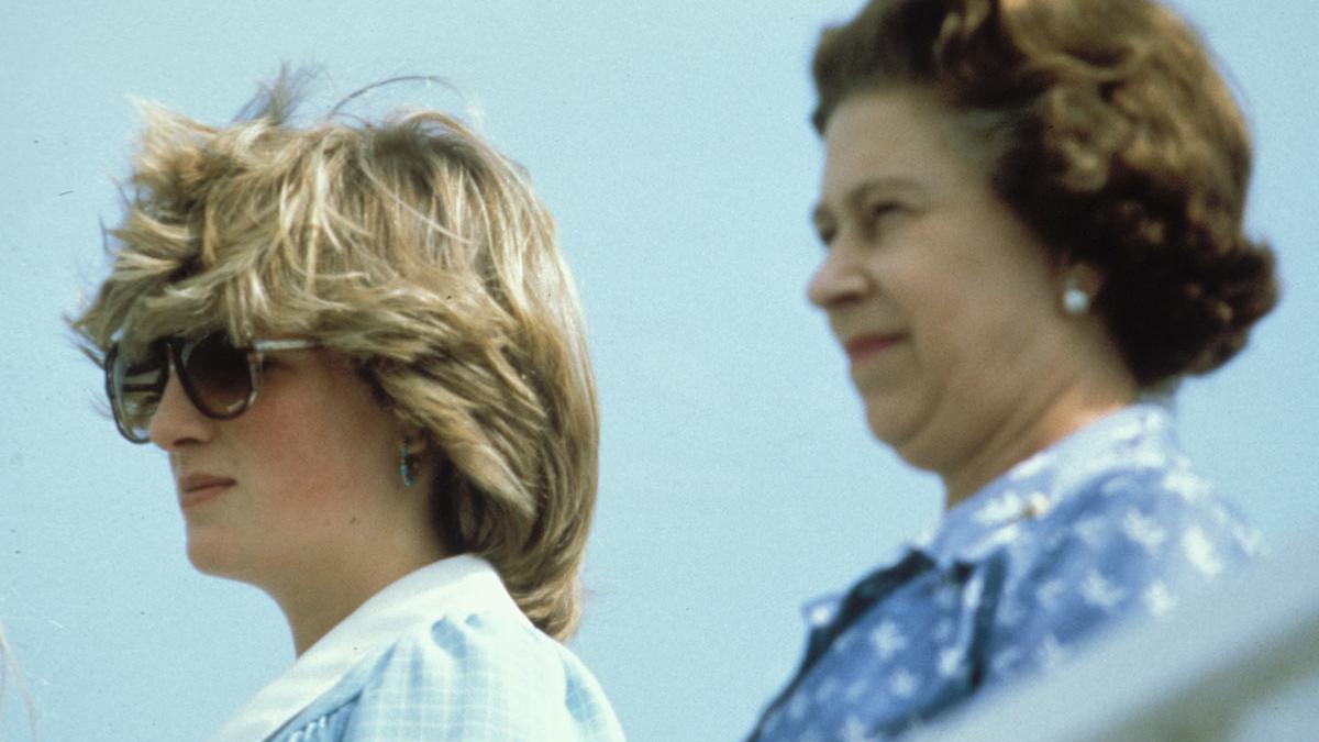 Lady Di (Diana de Gales) y la reina Isabel II en una foto de 1980