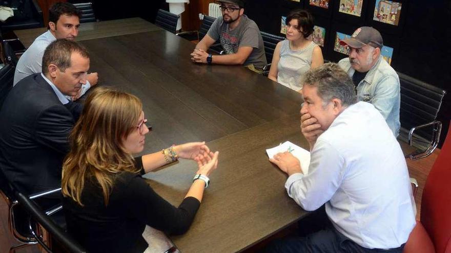 Reunión de Lores con los impulsores de la campaña &quot;Ponle Freno&quot; y de Pedaladas // Rafa Vázquez