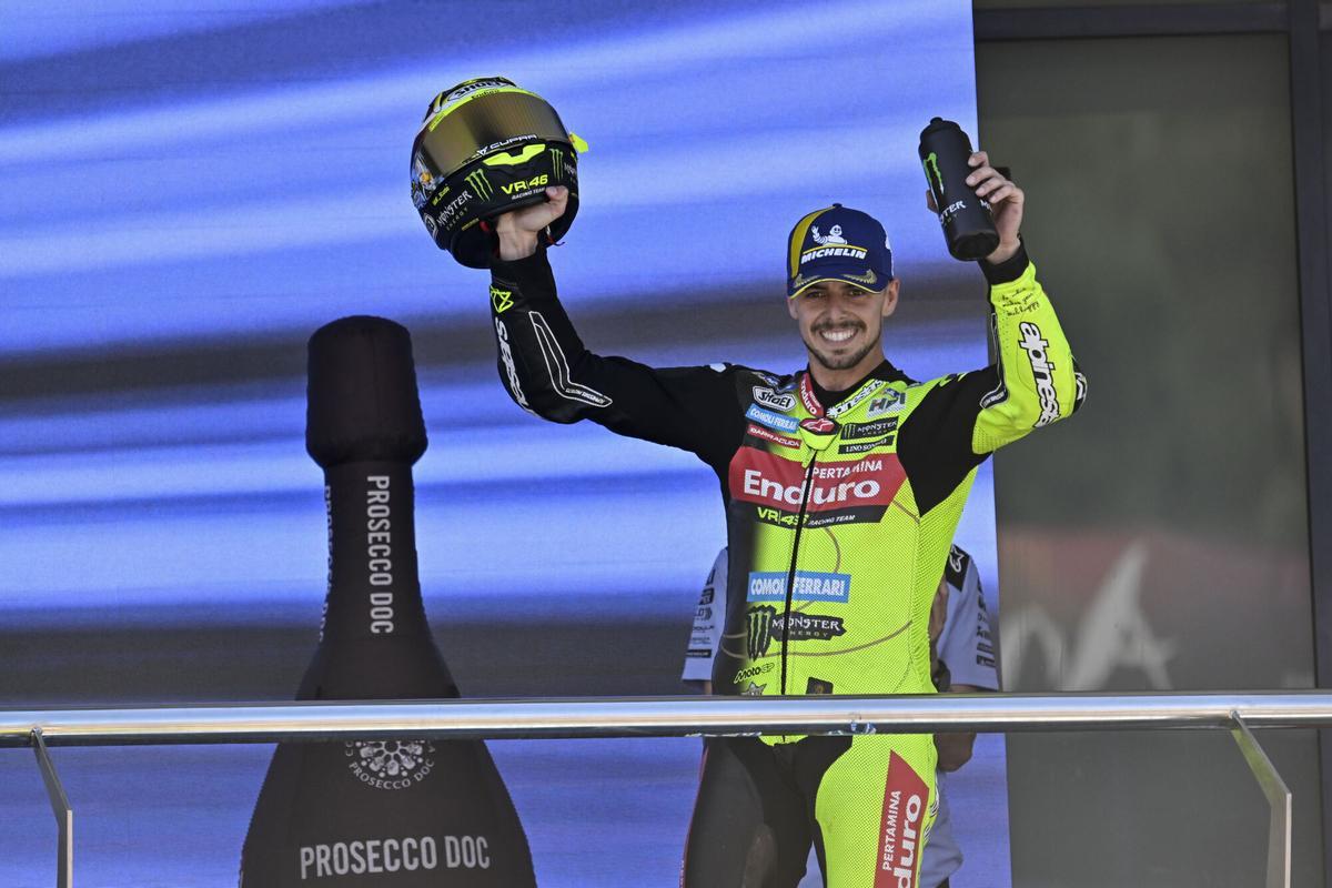 DI GIANNANTONIO Fabio (ita), Pertamina Enduro VR46 Racing Team, Ducati Desmosedici GP26, portrait celebrates his third place during the 2026 ESTRELLA GALICIA 0,0 Grans Prix of Spain on Circuit of Jerez - Ángel Nieto from April 24 to 26, 2026 in Jerez, Spain - Photo Studio Milagro / DPPI AFP7 24/04/2026 ONLY FOR USE IN SPAIN