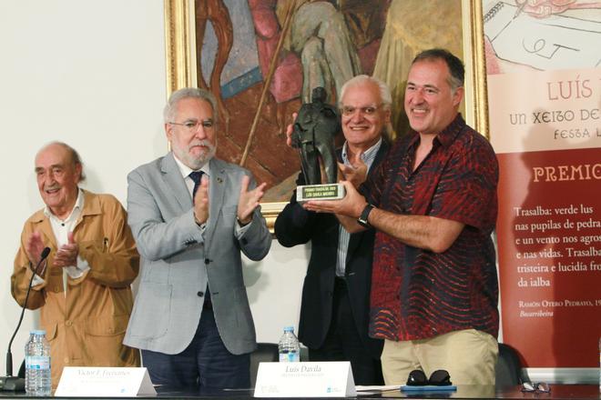 Luis Davila, humorista gráfico de FARO, recibe o Premio Trasalba 2023