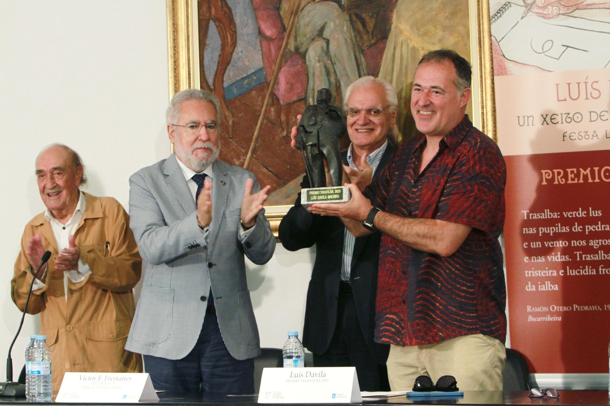 Luis Davila, humorista de FARO, recibe el Premio Trasalba 2023