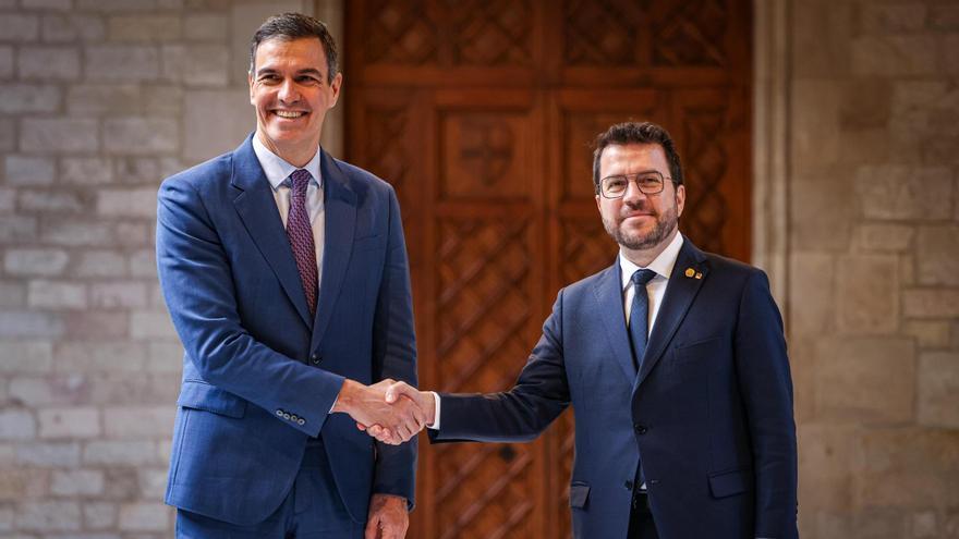 Els presidents Pere Aragonès i Pedro Sánchez se saluden abans de reunir-se a la Sala de Diputats del Palau de la Generalitat