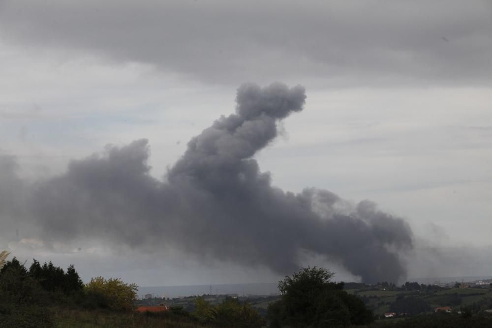 Arde una nave industrial abandonada en un polígono de Tremañes