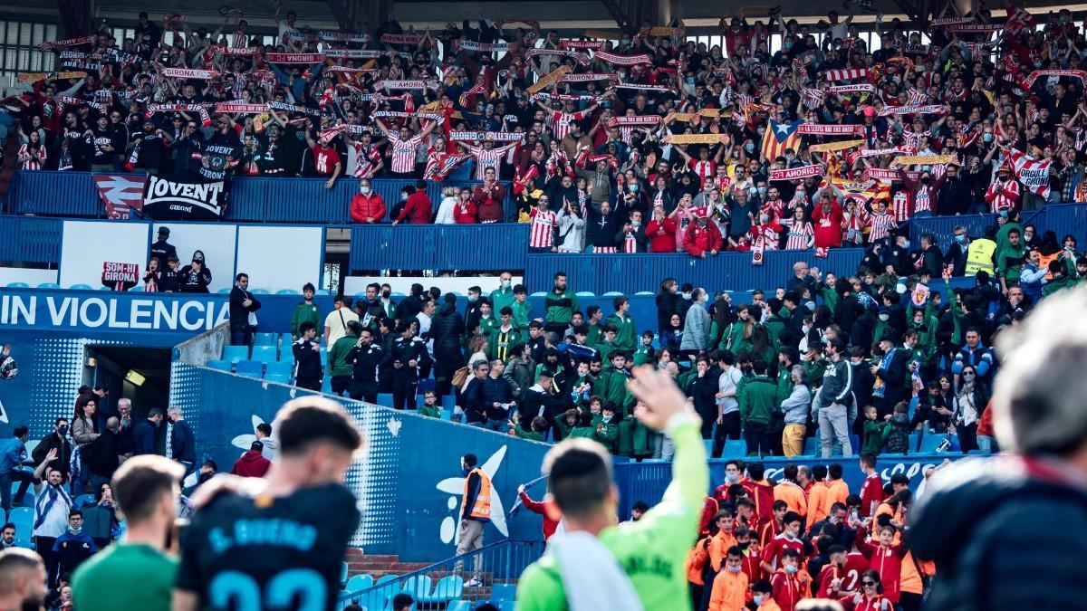 Los futbolistas del Girona, saludando a su hinchada