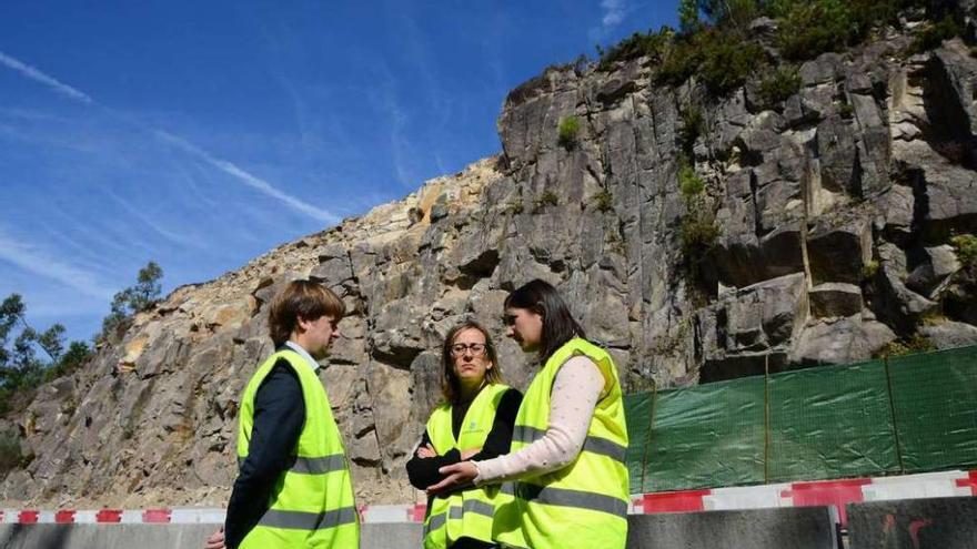 Ethel Vázquez, en el centro, con Ledicia Santos, alcaldesa de Moaña, a la derecha.  // Gonzalo Núñez