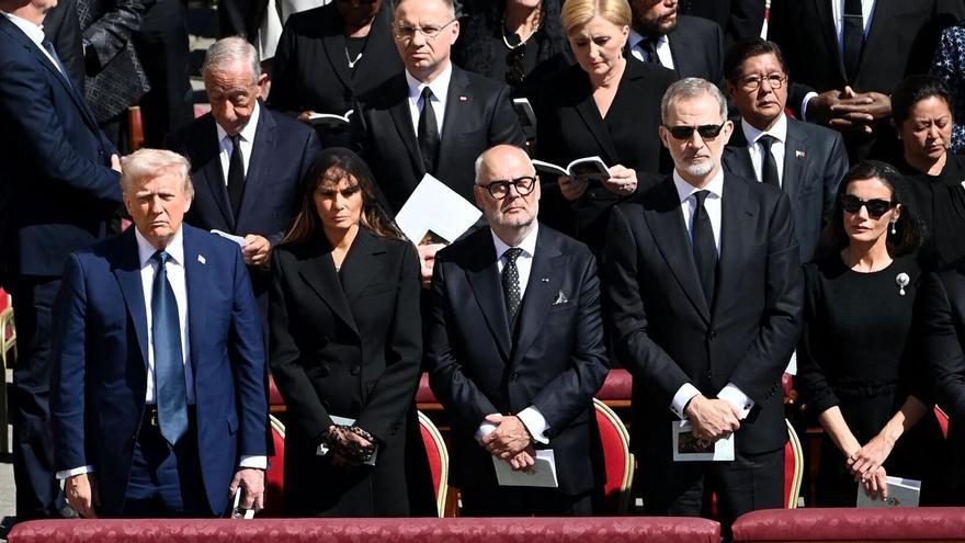 Los reyes Felipe VI y Letizia en el funeral del papa Francisco este sábado