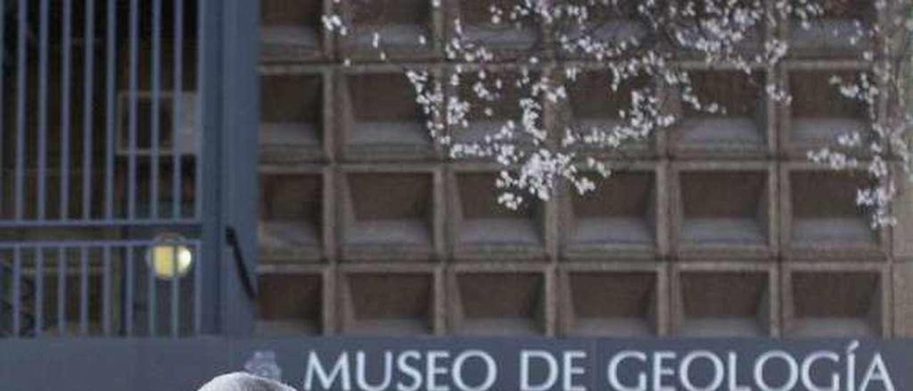 Juan López-Arranz, frente a la Facultad de Geológicas, en la que se instaló la Facultad de Medicina en 1969.