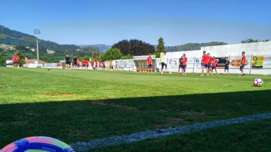 Un momento del entrenamiento de esta mañana en el municipal de Coutada.