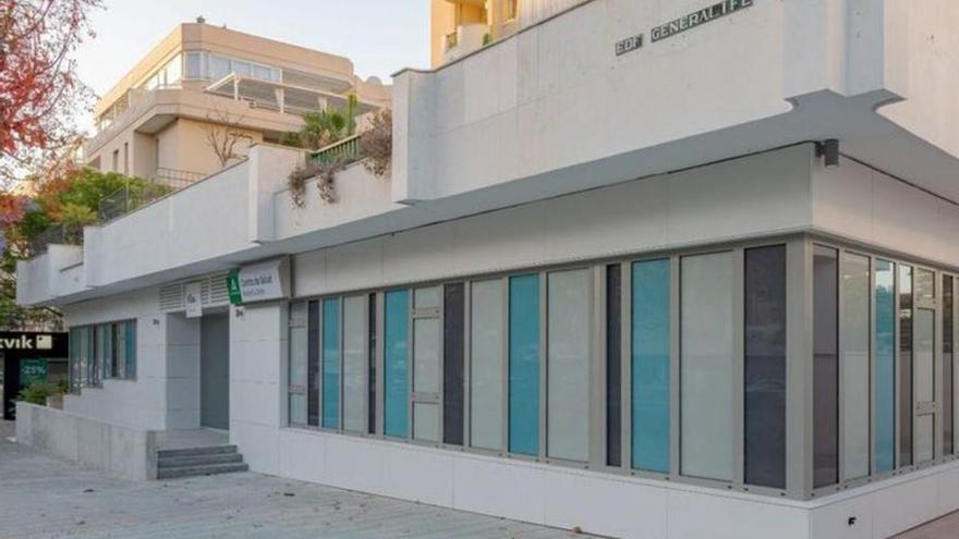 Acceso principal al centro de salud Marbella Oeste, ubicado en la avenida Ricardo Soriano. | L.O.