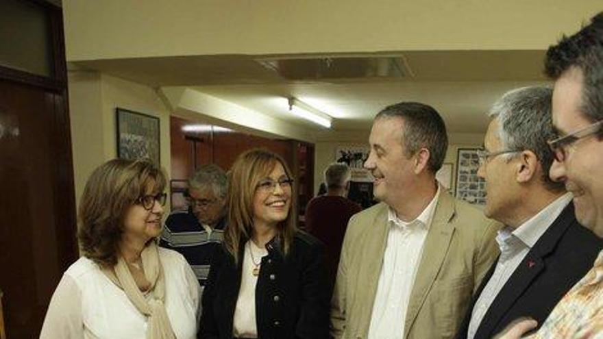 Por la izquierda, Paloma López, Ángela Vallina (alcaldesa de Castrillón y candidata en las elecciones europeas), Roque Galcerán (secretario general de CC OO de Gijón), Manuel Orviz (coordinador de IU de Asturias) y Marcos Muñiz (coordinador de IU de Gijón), en la sede local de Izquierda Unida.