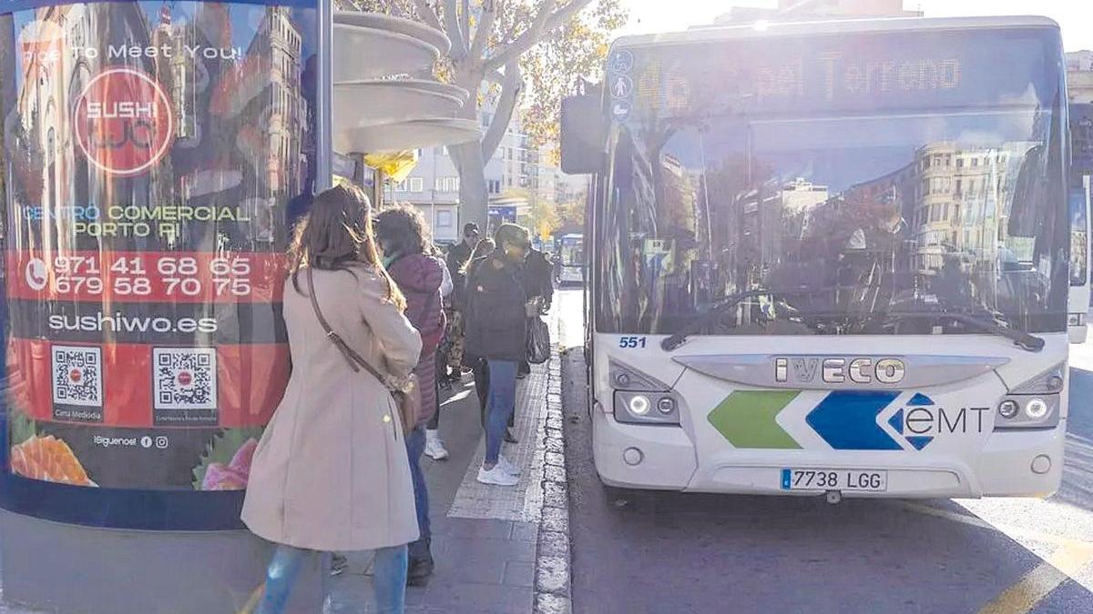 Las paradas de la EMT de Plaza España. En 2025 el bus seguirá siendo gratuito.