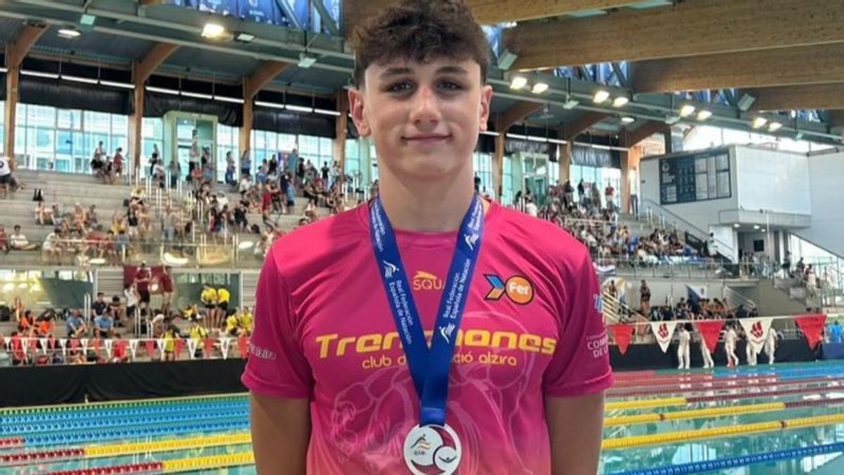 Adrián Vidal, con una de las medallas de subcampeón de España.