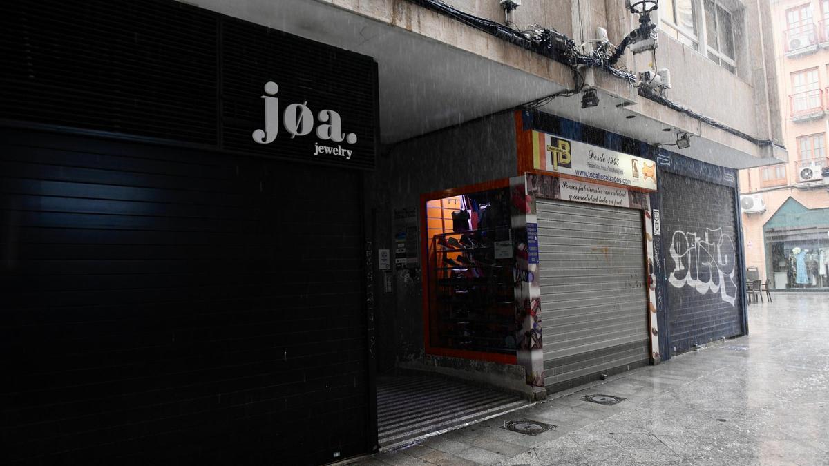 Puerta del hostal donde se llevó a cabo la detención del asesino.