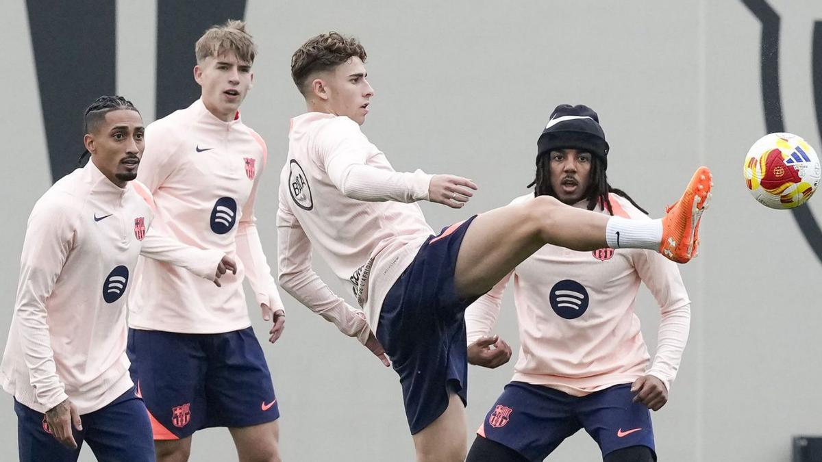 Fermín xuta la pilota davant Raphinha, Marqués i Kounde, ahir a la ciutat esportiva.  | ENRIC FONTCUBERTA / EFE
