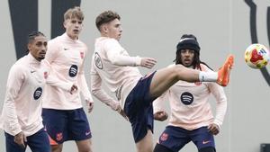 Fermín xuta la pilota davant Raphinha, Marqués i Kounde, ahir a la ciutat esportiva.  | ENRIC FONTCUBERTA / EFE