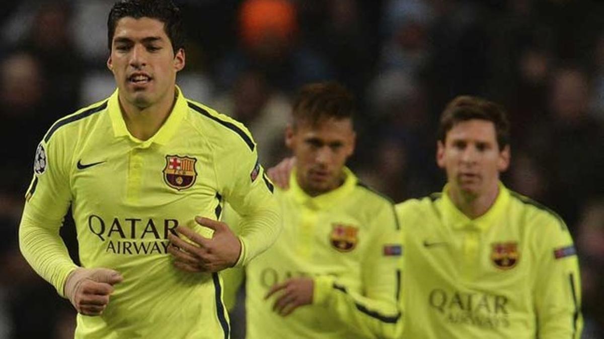 Luis Suárez, en presencia de Neymar y Messi, celebra uno de sus goles frente al Manchester City (1-2)