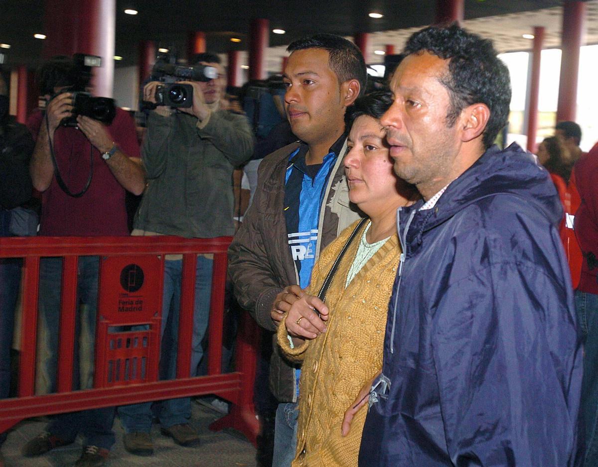 Familiares de las víctimas de los atentados de Atocha llegando a la morgue de IFEMA en la noche del 11M.