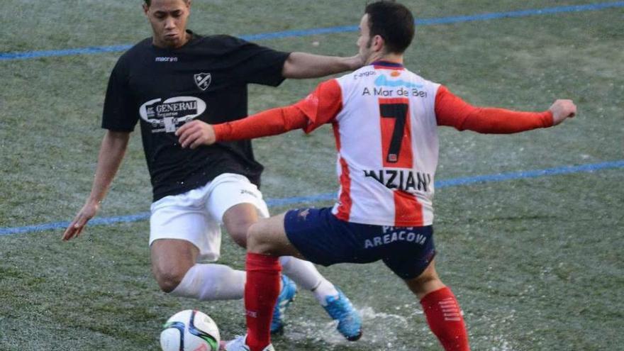 Un jugador del Alondras trata de recuperar el balón. // Gonzalo Núñez