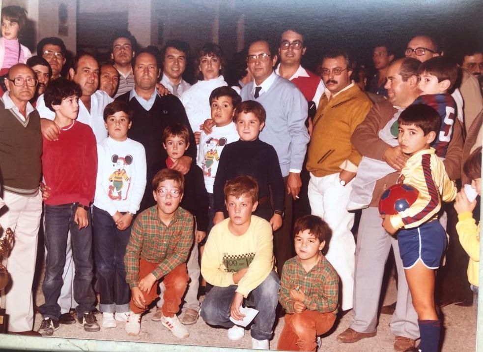 Gento se hizo decenas de fotografías en Monóvar tras el partido benéfico disputado en 1984.