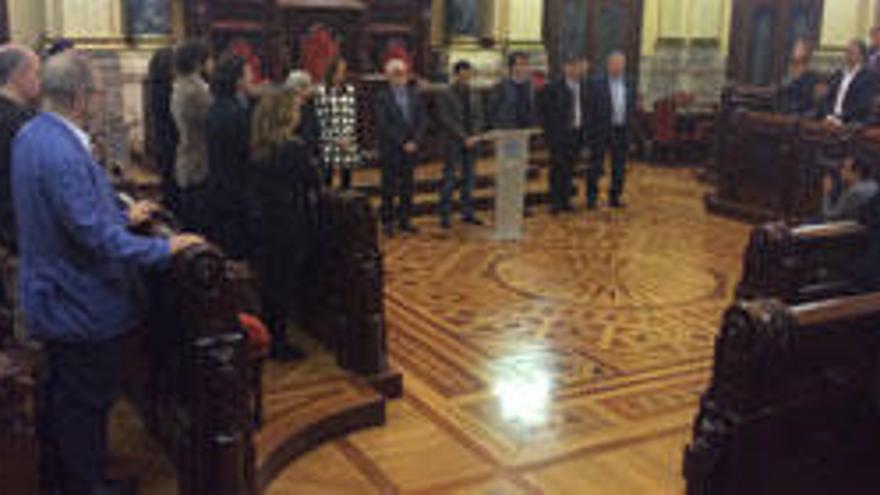 Minuto de silencio en el Concello de A Coruña para honrar a las víctimas de los atentados de París