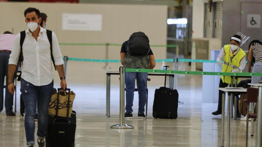 Viajeros llegan al aeropuerto de Barajas.