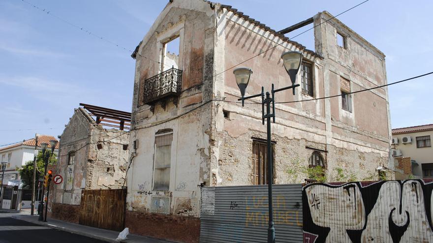 La foto está tomada esta semana y pese a lo destartalado del conjunto, se aprecia que debió de ser una vivienda hermosísima.