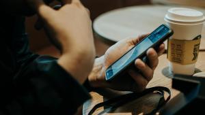Persona mirando el teléfono móvil
