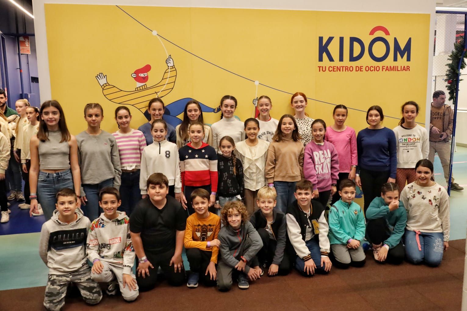 Tradicional merienda de la reina infantil de la Magdalena con su corte