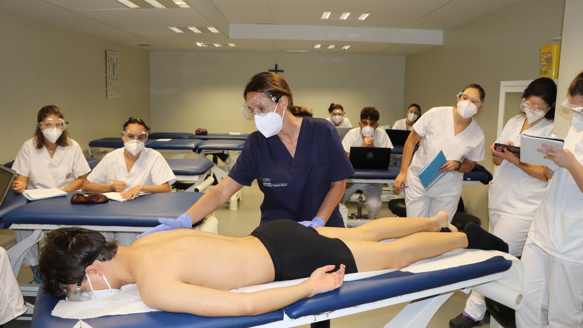 Maribel Rocha, profesora del CEU de Elche durante una clase.