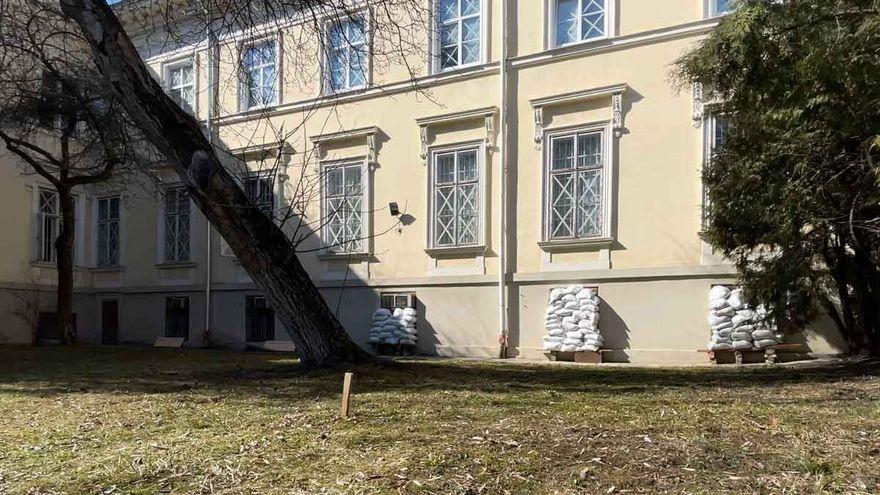 Sacos de arena en las ventanas inferiores de la Biblioteca Nacional de Ciencia de Lviv.   / IRENE SAVIO