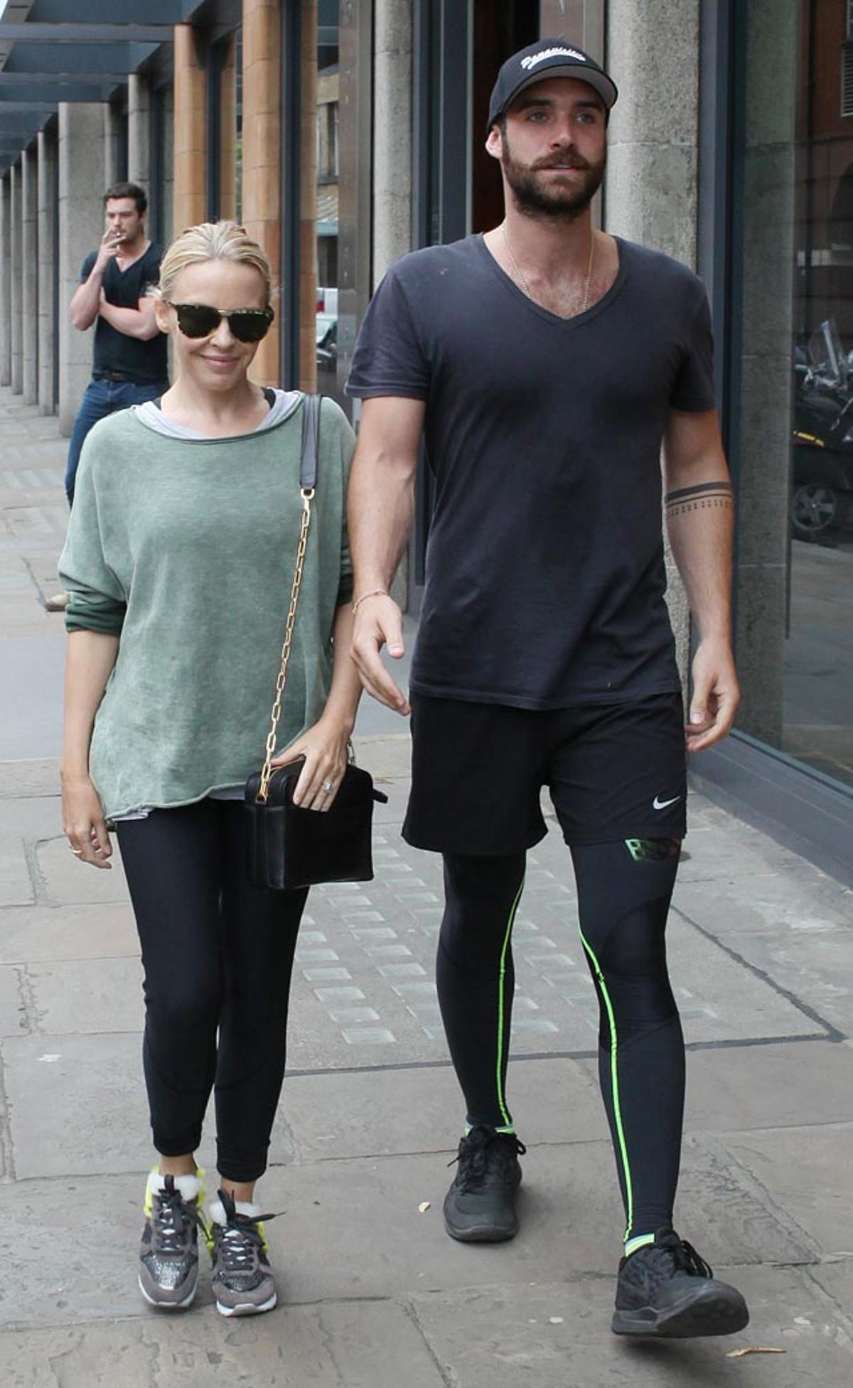 Kylie Minogue y su novio recuperan su rutina en Londres