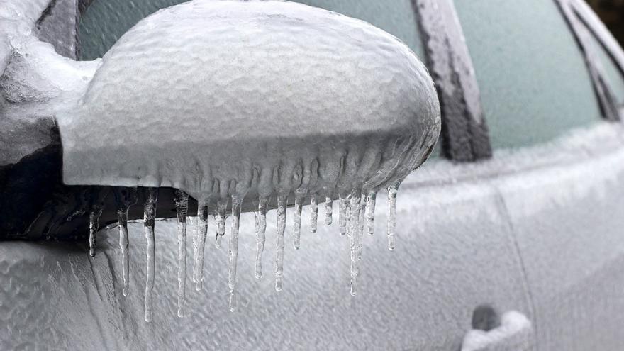 Cómo quitar la nieve, arrancar el coche en frío y conducir con hielo, tras  el paso de la DANA - La Opinión de Zamora