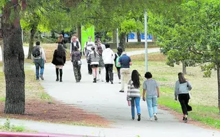 Enfermería es el grado mejor valorado por el alumnado y Derecho gana entre los titulados