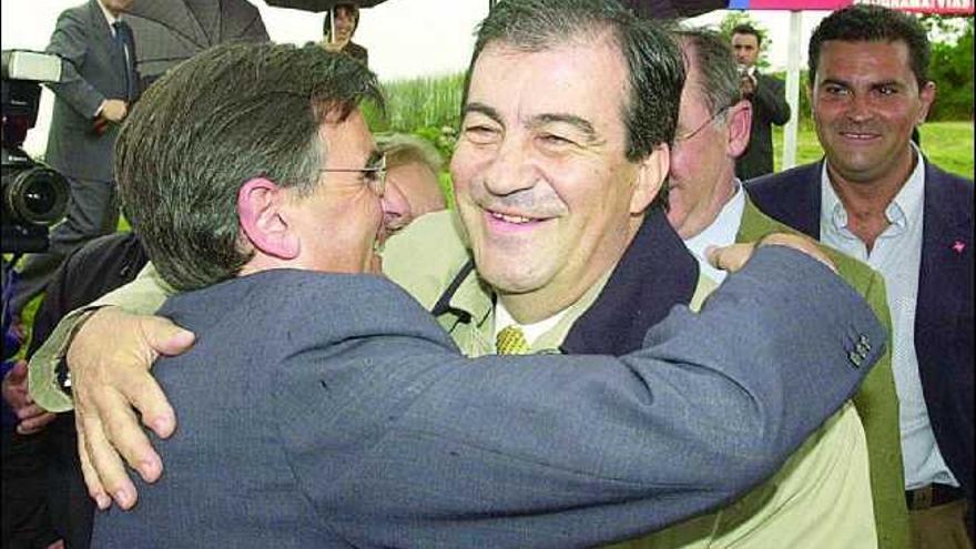 Ovidio Sánchez abraza a Francisco Álvarez-Cascos, en presencia de Rodrigo Rato y Maximino García, en una imagen de archivo.