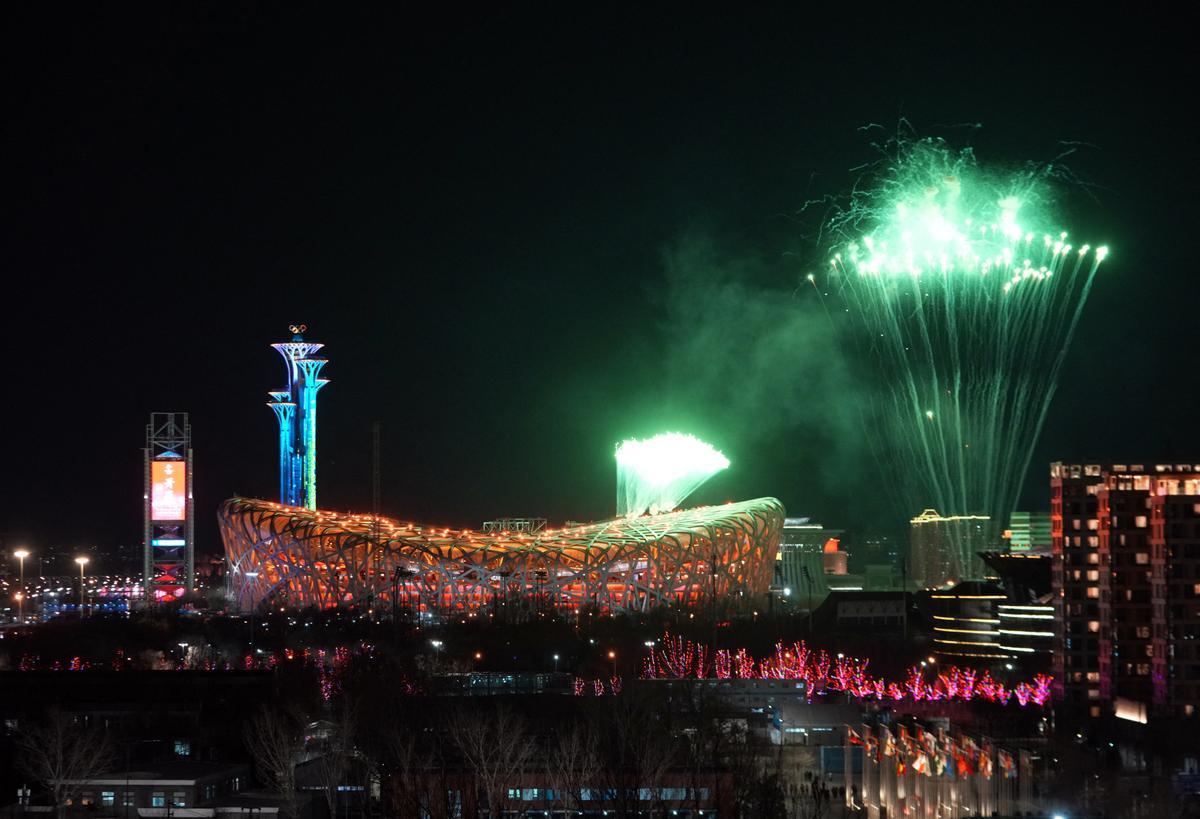Vista general de los fuegos artificiales iluminando el cielo sobre el Estadio Nacional, conocido como el Nido de Pájaro, durante la ceremonia de apertura de los Juegos Olímpicos de Invierno de Beijing 2022 en Beijing.
