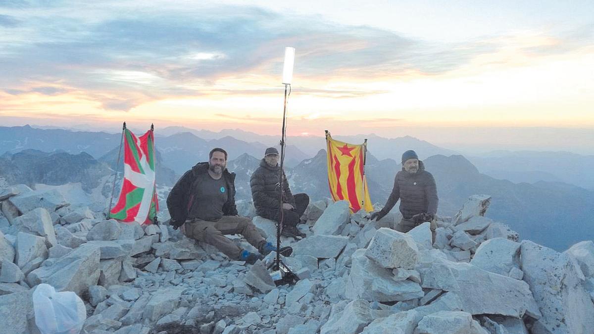 Iluminación del pico Perdiguero por parte de las organizaciones independentistas.