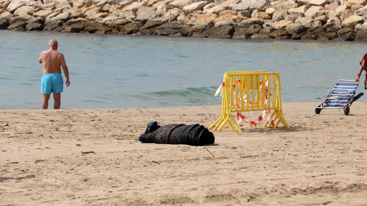 Agents de la Policia Judicial a la zona on s'ha trobat el cos sense vida d'un nen d'entre dos i quatre anys a la platja de Roda de Berà