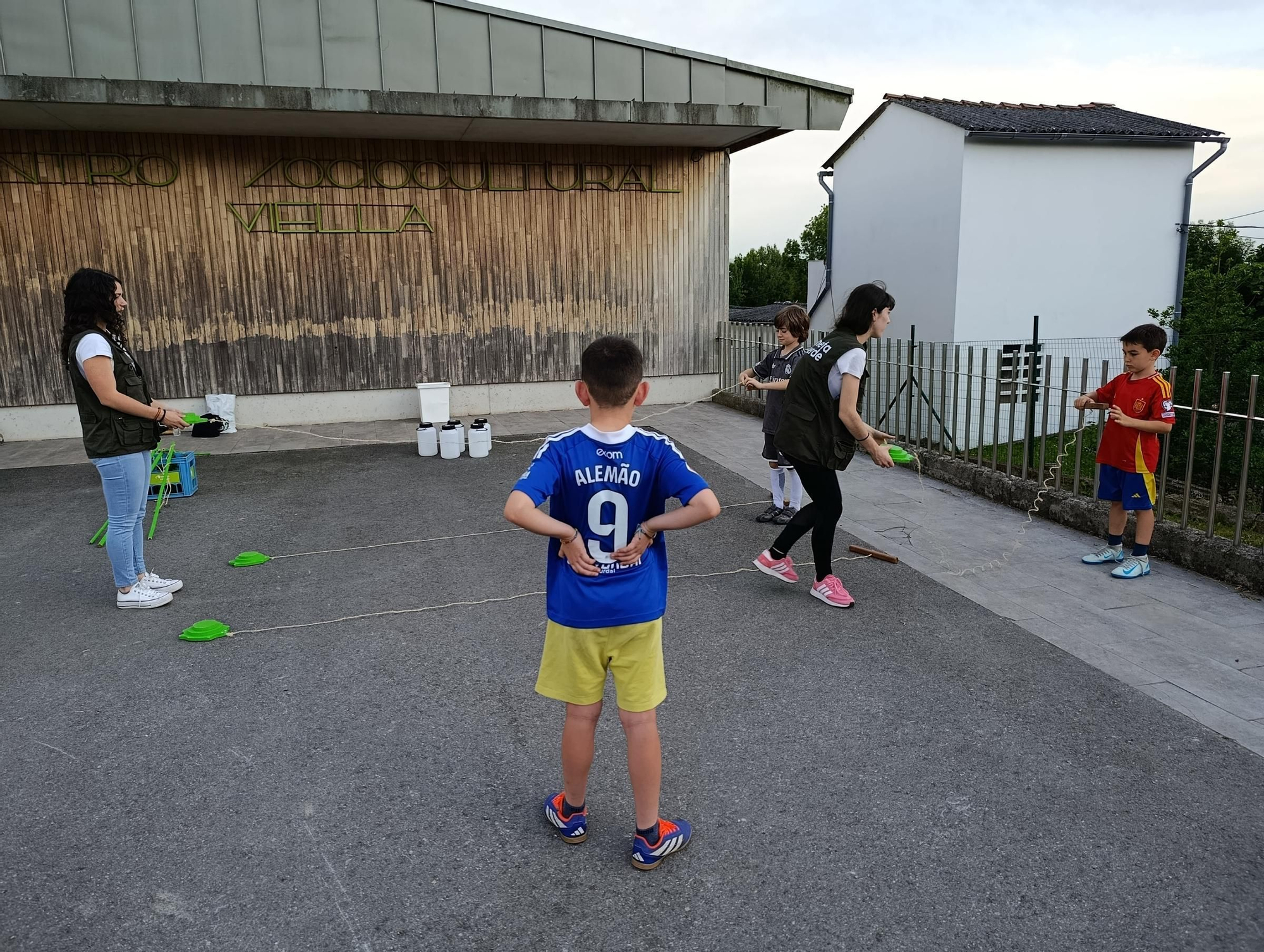 Los pequeños de Viella celebran el "Día de los Paxarrinos"