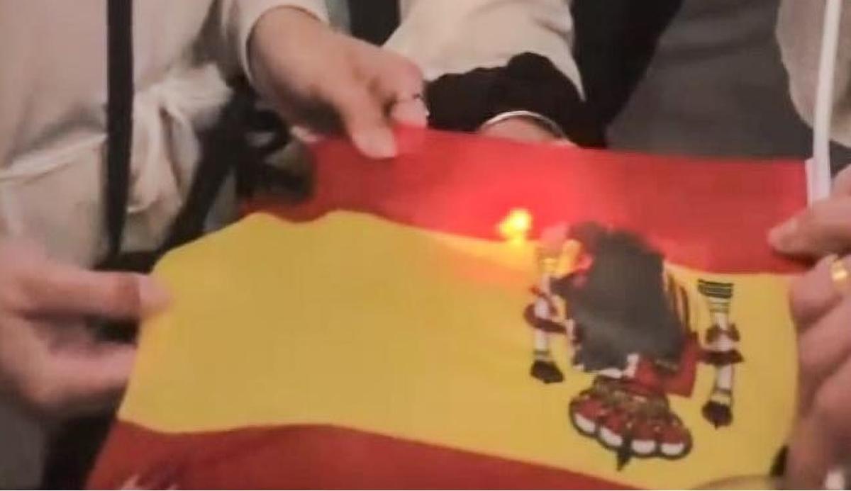 Quema de una pequeña bandera de España en Chella.