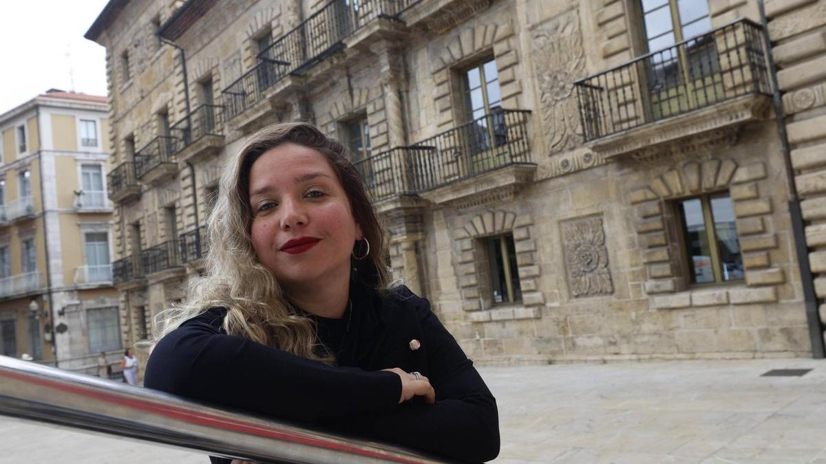 Elaine Vilar Madruga delante del palacio de Camposagrado.