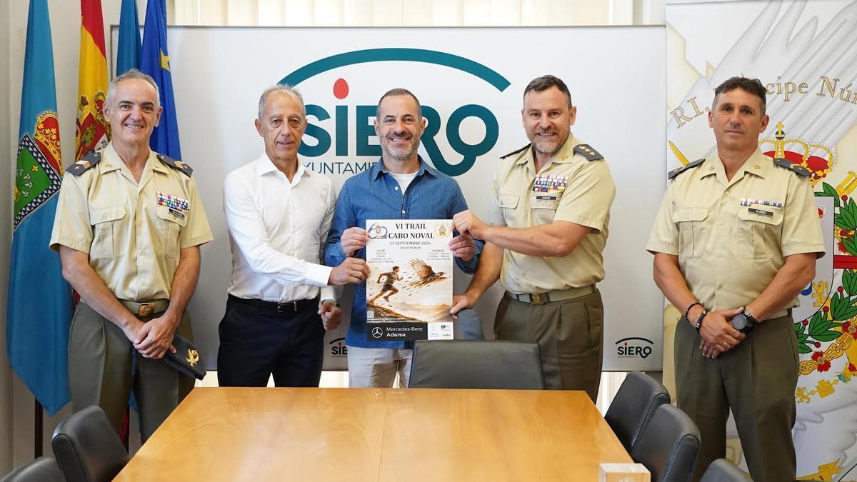 Los ediles, acompañados del suboficial mayor Pablo San Agustín, el coronel José Miguel Garcés y el subteniente Roger Alonso, durante la presentación de la prueba.