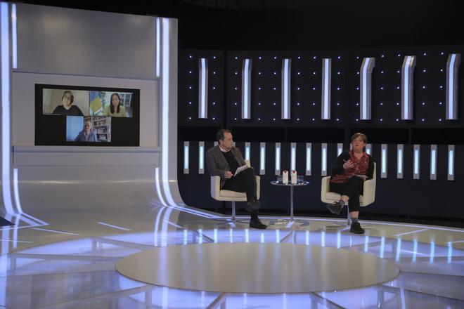 Xavier Mas de Xaxàs (moderador) y Lurdes Vidal en el debate sobre &quot;La situación de la mujer más allá de Occidente&quot;. En la pantalla: Nasara Cabrera, María Neira e Inmaculada Riera.