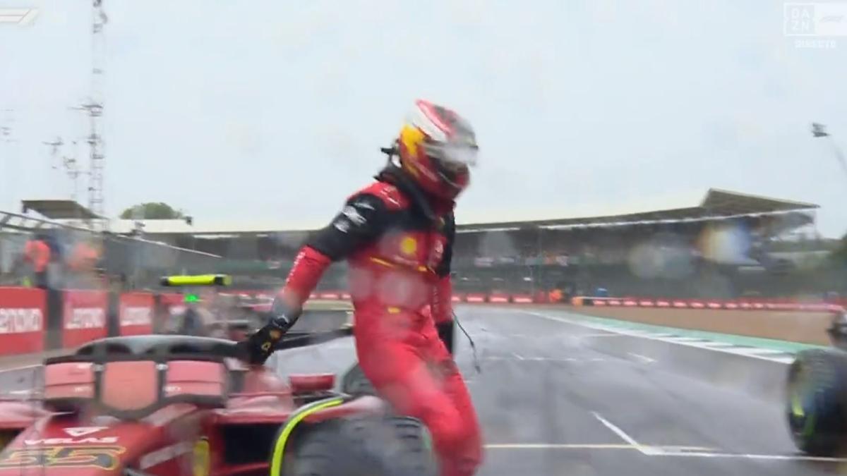 La celebración de Carlos Sainz con Leclerc al bajar de su monoplaza