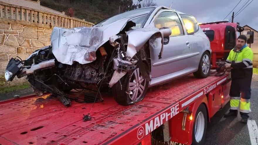 Estado en el que quedaron los dos vehículos, el coche de la joven y el camión de pequeño volumen contra el que colisionó. // Santos Álvarez