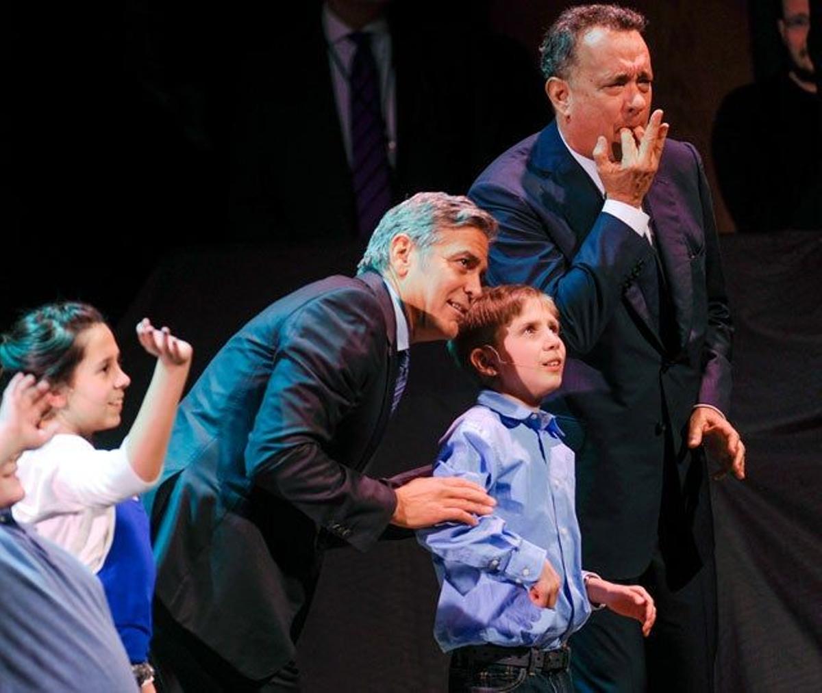 George Clooney habla con un niño mientras Tom Hanks silba en la SeriousFun Children's Network Gala de Nueva York