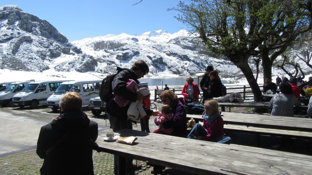 Sol y nieve para disfrutar de Los Lagos de Covadonga